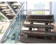 الدرج مع خطوات الغرانيت