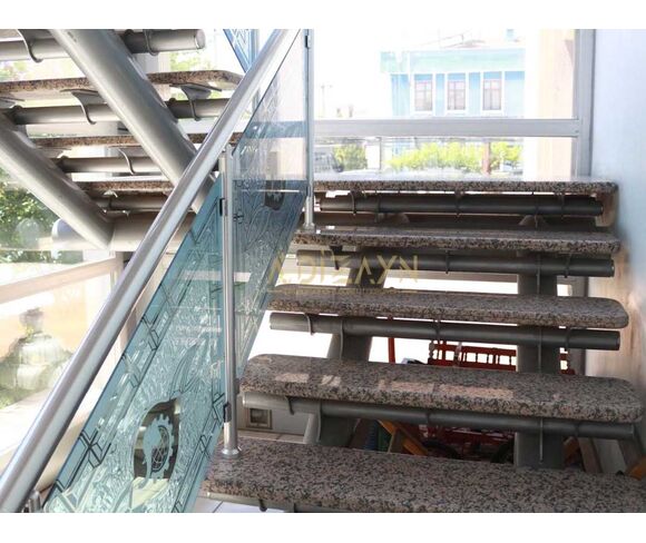 الدرج مع خطوات الغرانيت