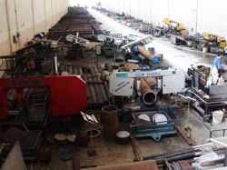 المعدات/ الترتيبات/الأشياء من المعدن العادي