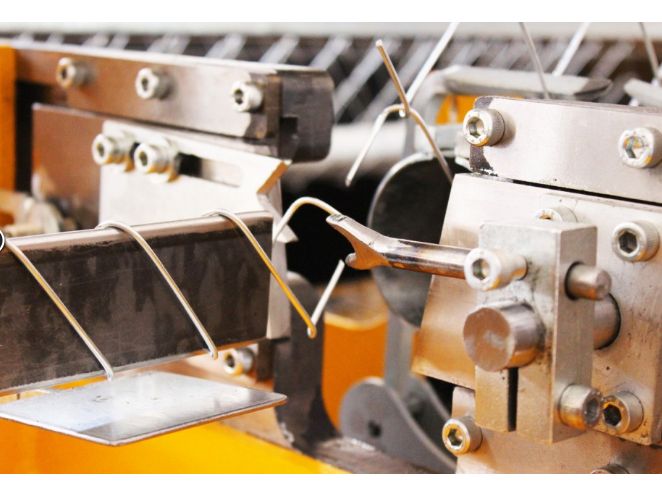 ماكينة حياكة السلك