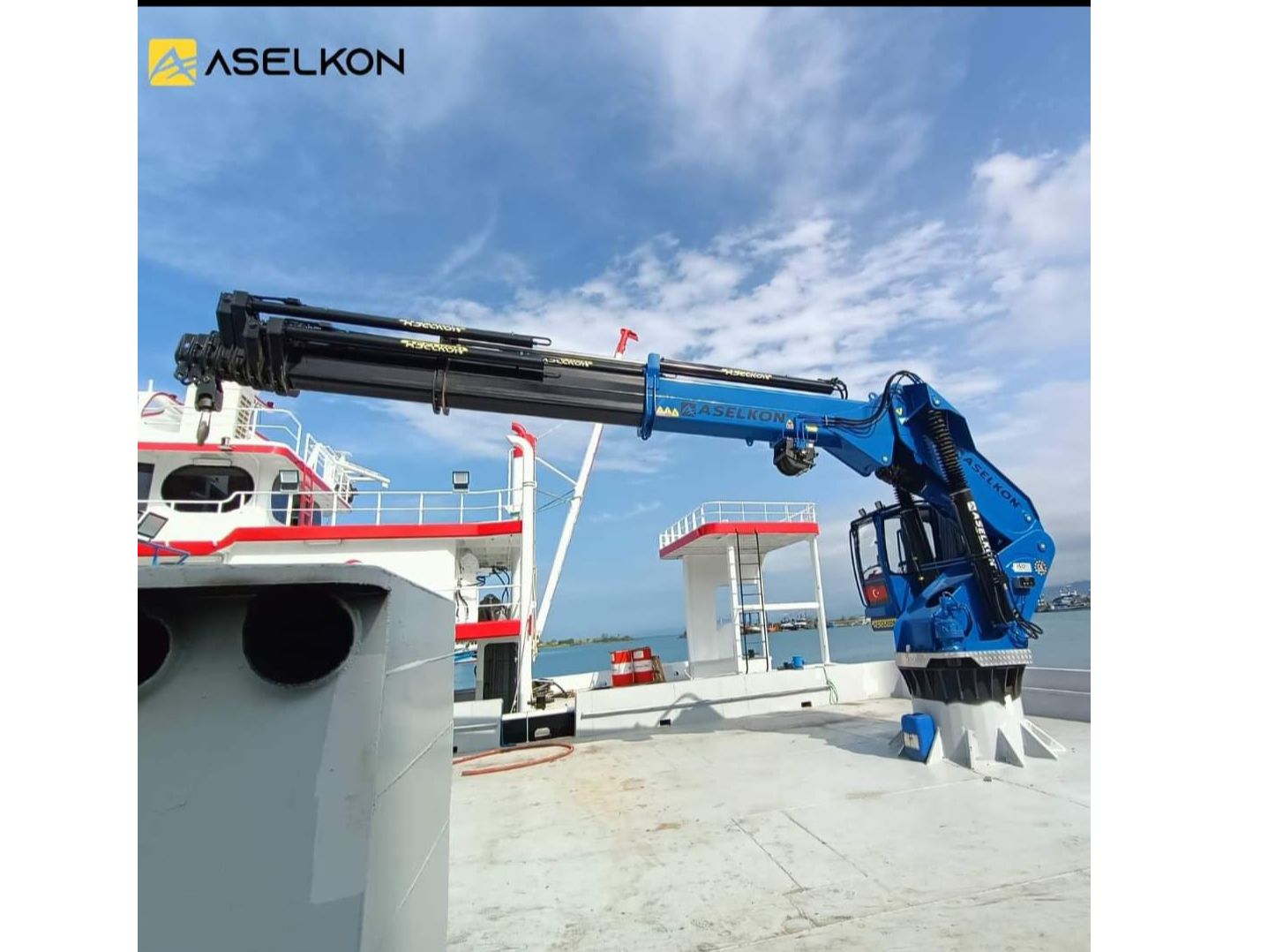 液压船用起重机